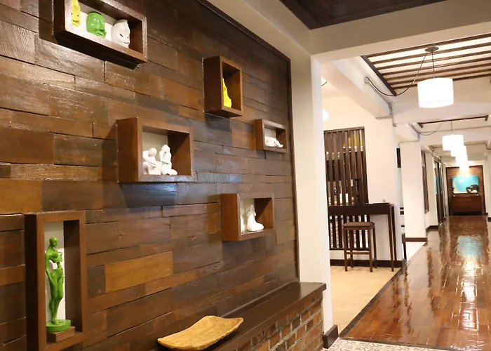 Kampaeng Ngam Hotel - Steps To Night Bazaar & Old City